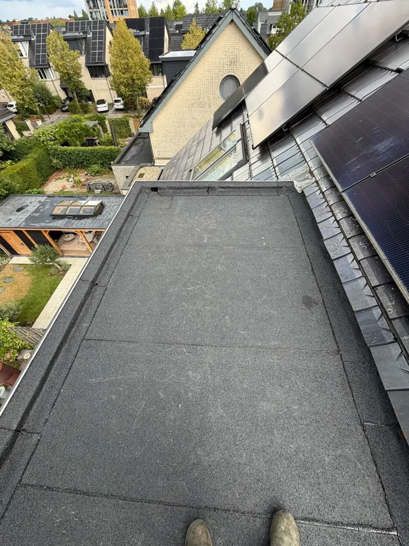 Plat dak naast zonnepanelen: na de werkzaamheden