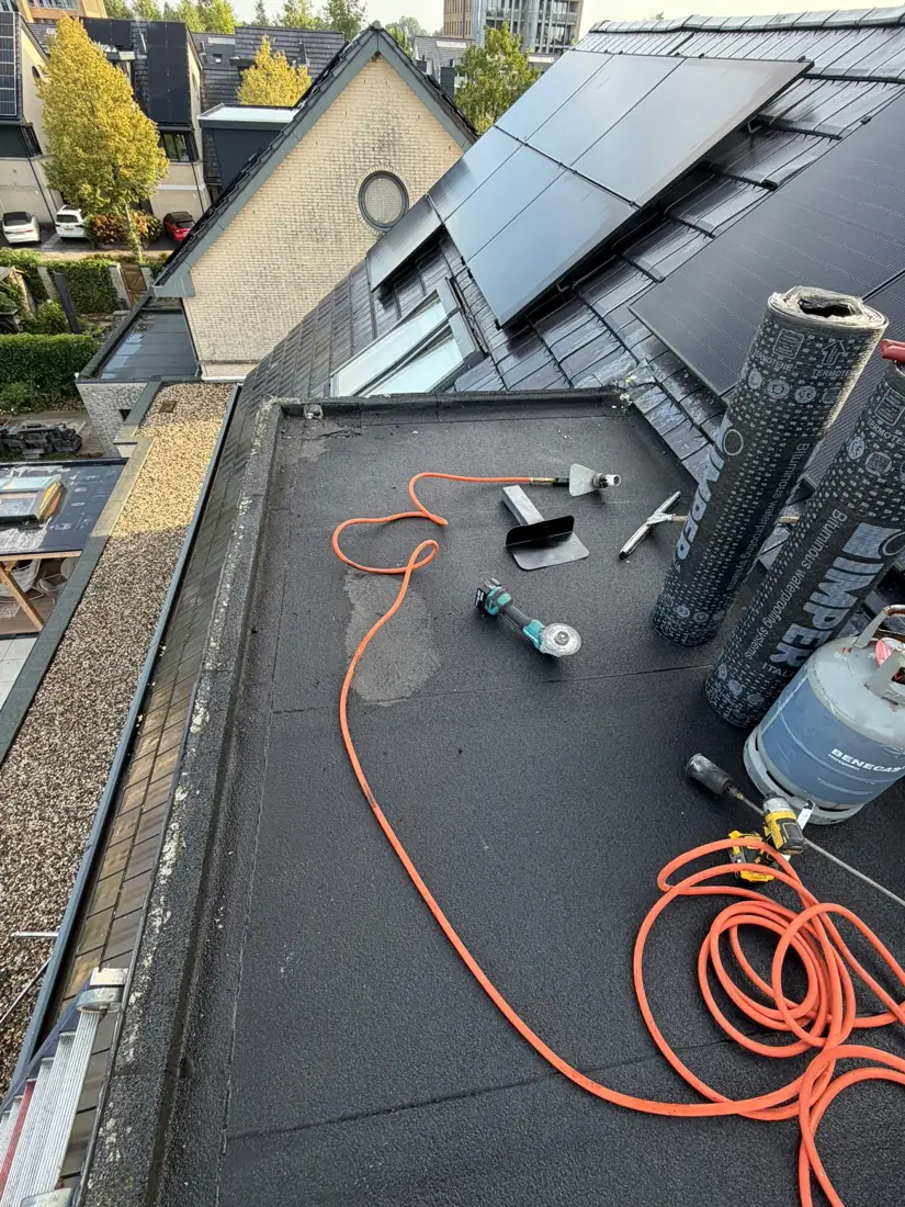 Plat dak naast zonnepanelen: vóór de werkzaamheden